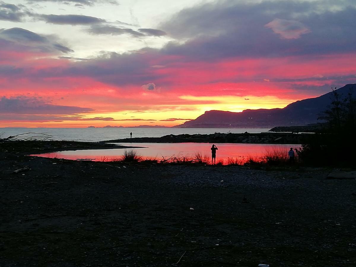 Appartamento Al Mare Di Ventimiglia Bagian luar foto